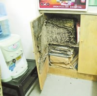 居民家中被白蟻蝕壞的柜子 